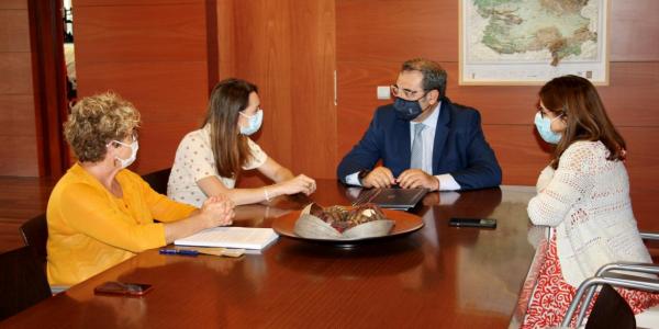 El Gobierno de Castilla-La Mancha y la Fundación Aladina firman un convenio para apoyar la humanización que se presta a los menores diagnosticados de cáncer y a sus familiares