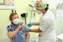 Mujer recibiendo la vacuna contra el Covid