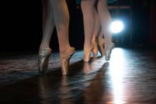 Chicas realizando pasos de ballet