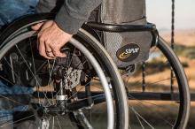 Persona con ELA silla de ruedas