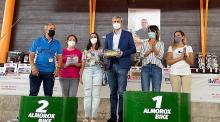 Álvaro Gutiérrez con el reconocimiento del Club Deportivo Almorox Bike a la Diputación
