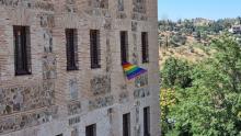 Las Cortes de Castilla-La Mancha cuelgan una bandera arcoíris en una ventana: “Celebramos que vivimos en una sociedad diversa”