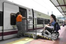 Nuevas plataformas elevadoras para personas con movilidad reducida o con discapacidad en estaciones de Adif