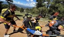 Promoción de actividades inclusivas en la naturaleza con el préstamo de una silla Joëlette y una barra direccional