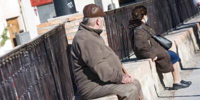 personas mayores sentadas en un banco