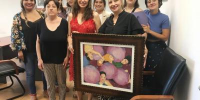 La artista local Teresa Sánchez Ruiz cede uno de sus cuadros a la Concejalía de Igualdad