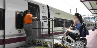 Nuevas plataformas elevadoras para personas con movilidad reducida o con discapacidad en estaciones de Adif