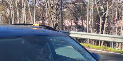 La DGT permite colocar la baliza V-16 en la puerta del conductor para mejorar la seguridad de las personas con discapacidad