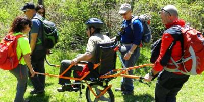 Una rueda, mil aventuras: la silla Joëlette abre la montaña a las personas con movilidad reducida