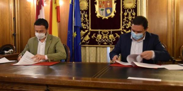 El consejero de Desarrollo Sostenible, José Luis Escudero, firmando convenio con la Diputación de Cuenca
