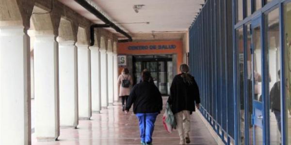 Gente entrando al Centro de Salud Albacete
