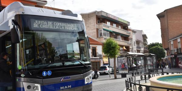 Autobús entrando a ciudad