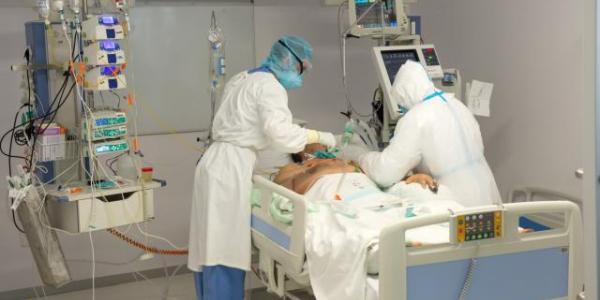 Paciente COVID atendido por médicos