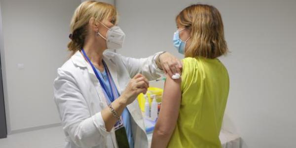 Mujer recibiendo vacuna de Astrazenenca