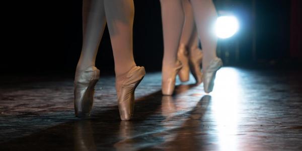 Chicas realizando pasos de ballet