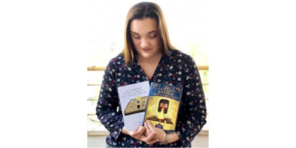 Rocío Ortega, sujetando sus dos libros