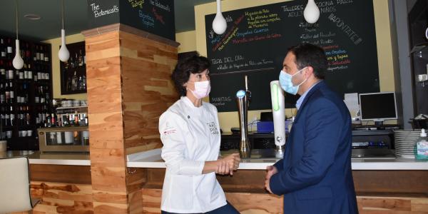 Martínez Chana en un restaurante