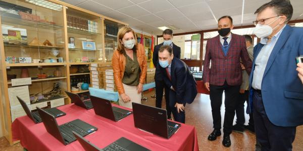 El delegado del Gobierno en C-LM, Francisco Tierraseca, visita un centro escolar