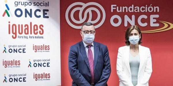 La directora corporativa de Personas y Organización de Repsol, Carmen Muñoz, y el director general de Fundación ONCE, José Luis Martínez Donoso