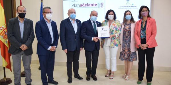 La consejera de Economía, Empresas y Empleo, Patricia Franco, asiste a la firma del convenio para la adhesión del Ayuntamiento de Albacete a la Red Adelante Autoempleo, en el Salón de Plenos del Ayuntamiento de Albacete.