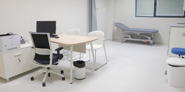 ión de proveedores de equipamiento hospitalario para el conjunto de las gerencias del Servicio de Salud de Castilla-La Mancha, por un importe cercano a los 20 millones de euros, durante un periodo de cuatro años. Con estos Acuerdo Marco se consigue que todos los centros dependientes del SESCAM pueden acceder a la misma gama de equipos y a un mismo precio, de manera que todos los pacientes de la Comunidad Autónoma puedan disponer del mismo equipamiento sea cual sea el nivel del hospital al que pertenezcan.
