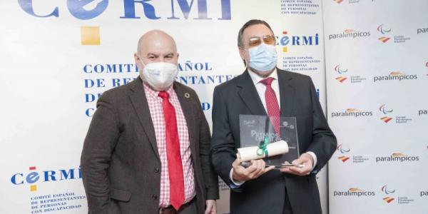 Luis Cayo Pérez Bueno haciendo entrega del premio cermi.es al presidente del Comité Paralímpico Español (CPE), Miguel Carballeda