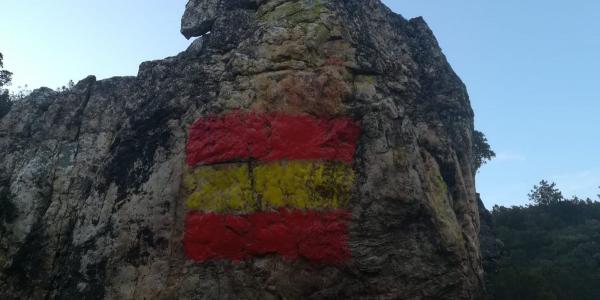 Pintan una bandera de España sobre arte rupestre del Neolítico en la provincia de Ciudad Real