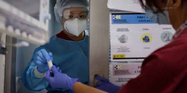 Castilla-La Mancha suma 300 nuevos contagios de COVID mientras siguen bajando las hospitalizaciones