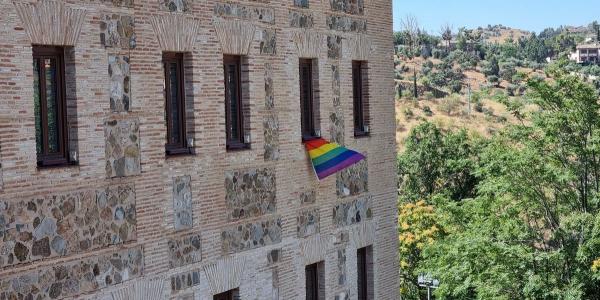 Las Cortes de Castilla-La Mancha cuelgan una bandera arcoíris en una ventana: “Celebramos que vivimos en una sociedad diversa”