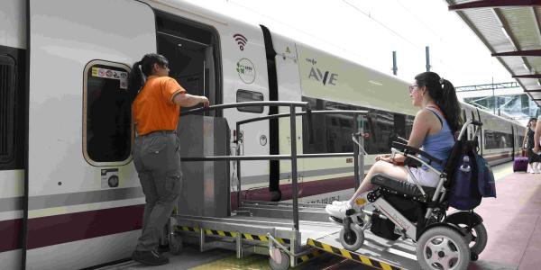 Nuevas plataformas elevadoras para personas con movilidad reducida o con discapacidad en estaciones de Adif