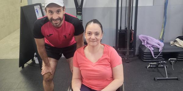 Ángela Lara vuelve a ponerse de pie tras 30 años gracias al deporte y la constancia